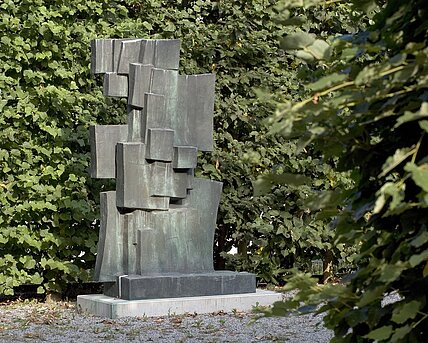 A dark metall sculpture in the Pheasant Garden. 