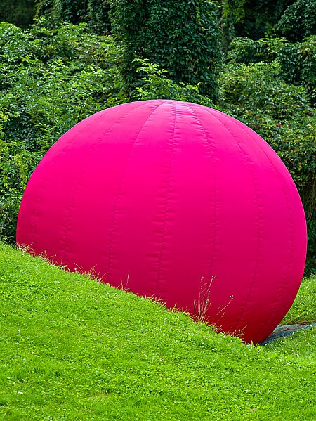 Mitten im Skulpturenpark, hinter dem Berggartencafé. Ein großer sich aufblasender Ball, der mit einem Knall implodiert und in sich Zusammenfällt, zählt zu den Lieblingswerken unserer jüngsten Besucher*innen. 