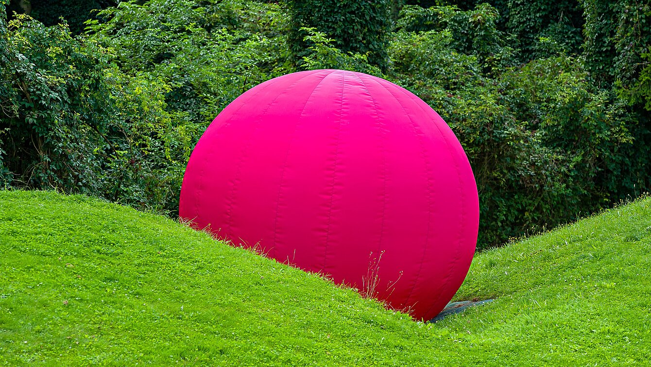 In the middle of the sculpture park, behind the Berggartencafé. A large inflating ball that implodes with a bang and collapses is one of our youngest visitors' favorite works. 