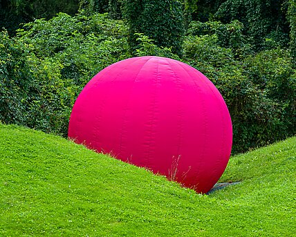 Mitten im Skulpturenpark, hinter dem Berggartencafé. Ein großer sich aufblasender Ball, der mit einem Knall implodiert und in sich Zusammenfällt, zählt zu den Lieblingswerken unserer jüngsten Besucher*innen. 