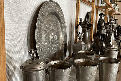 Dreharbeiten für "Wer bist du: Steiermark?" Zinnsammlung Dr. Karl Ruhmann, in der Trattenmühle bei Wildon