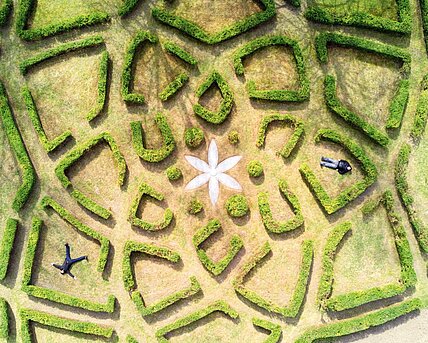 Wiedereröffnung des Gartenlabyrinths von Hartmut Skerbisch