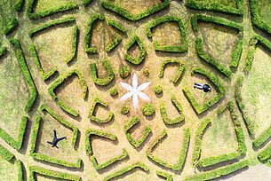 Wiedereröffnung des Gartenlabyrinths von Hartmut Skerbisch