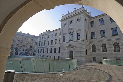 View from the passage to the Lesliehof in the direction of the Joanneumsviertelplatz.