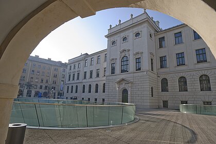 Blick vom Durchgang zum Lesliehof in Richtung Joanneumsviertelplatz