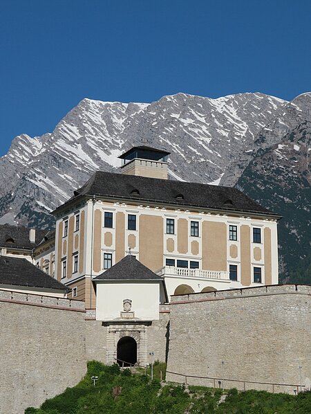 Schloss Trautenfels vor dem Grimming bei blauem Himmel