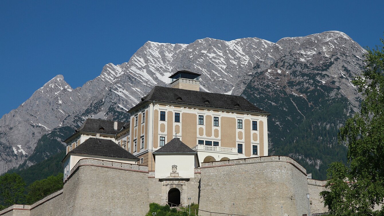 Schloss Trautenfels vor dem Grimming bei blauem Himmel