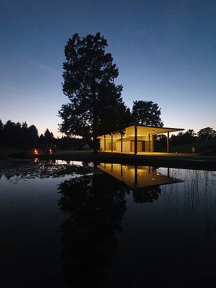 Ansicht des Berggartencafes bei Nacht.