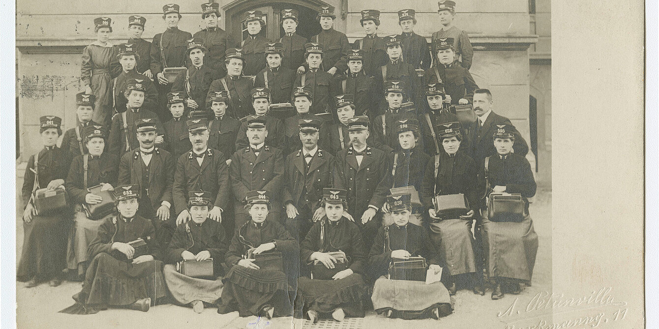 Gruppenaufnahme von Straßenbahn-Schaffnerinnen in Graz, 1917, Fotograf unbekannt, Leihgabe: TramWay Museum, Graz