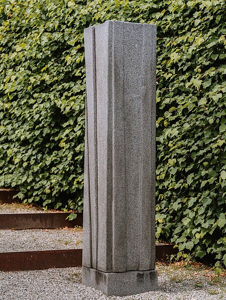 Die Granitskulptur "Figur II" auf der Himmelstreppe im Fasangarten.