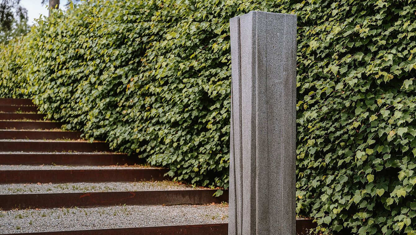 Die Granitskulptur "Figur II" auf der Himmelstreppe im Fasangarten.