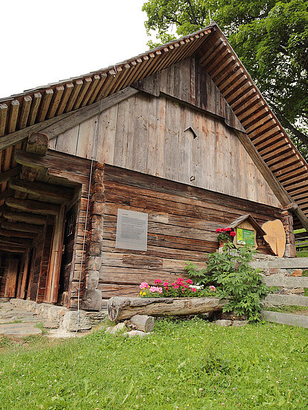 Collage von Peter Roseggers Geburtshaus Kluppeneggerhof am Alpl und Museum in Krieglach