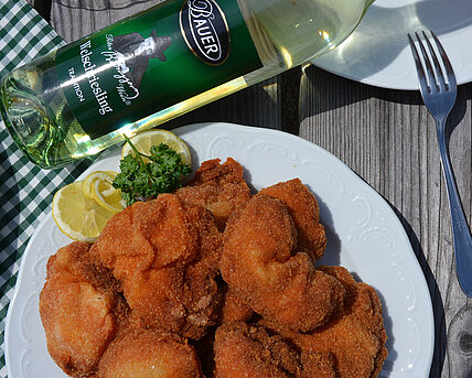 Eine Portion Backhendl und eine Flasche Welschriesling