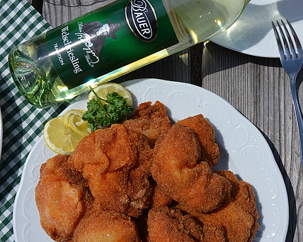 Eine Portion Backhendl und eine Flasche Welschriesling