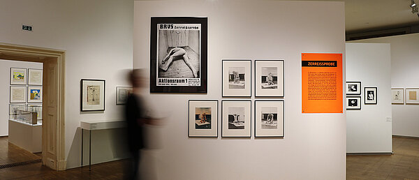 Ein Besucher spaziert durch die Ausstellung „Günter Brus. Herzeigung“ im BRUSEUM.