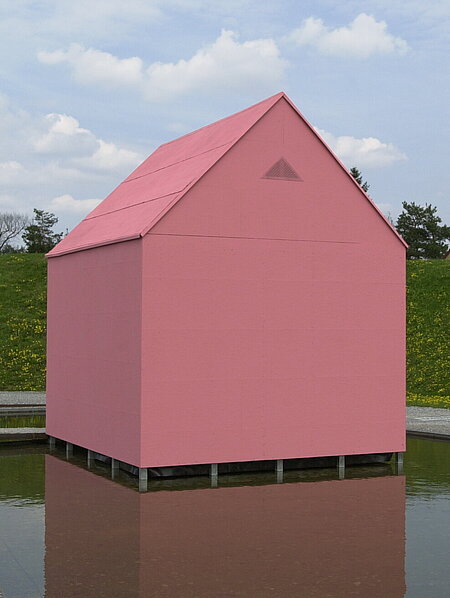 A small pink detached house stands by the water lily pond next to the Berggartencafé. Accessible via a footbridge, three projections can be viewed inside. 