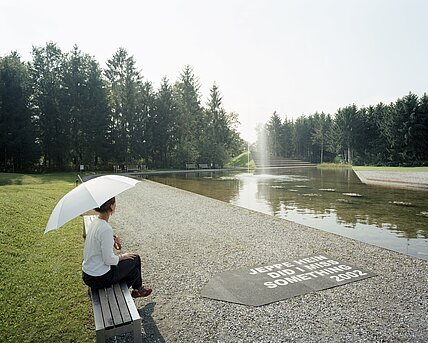 If you take a seat on the bench selected as the trigger, a water fountain develops in the middle of the water lily pond, towering above the treetops. The viewer thus becomes an essential part of the sculpture, which is necessary to make the work of art visible in the first place and, with a time delay, also audible.