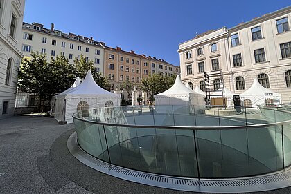 Am Joanneumsviertelplatz sind Zelte für eine Veranstaltung aufgebaut.