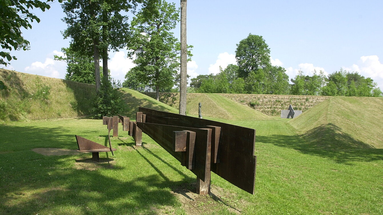 The steel sculpture, which weighs several tons, is ten meters long, two and a half meters wide and one and a half meters high. The work can be read as a relic of an archaic culture as well as a find from the archaeology of the industrial age.