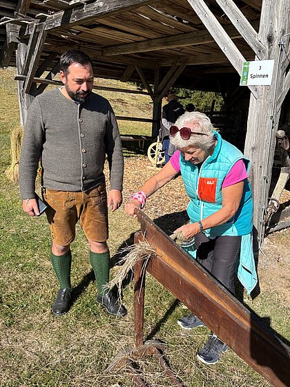 Eine Besucherin versucht sich beim Brecheln