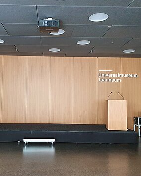 Ansicht der Bühne mit Podest im Auditorium im Joanneumsviertel.