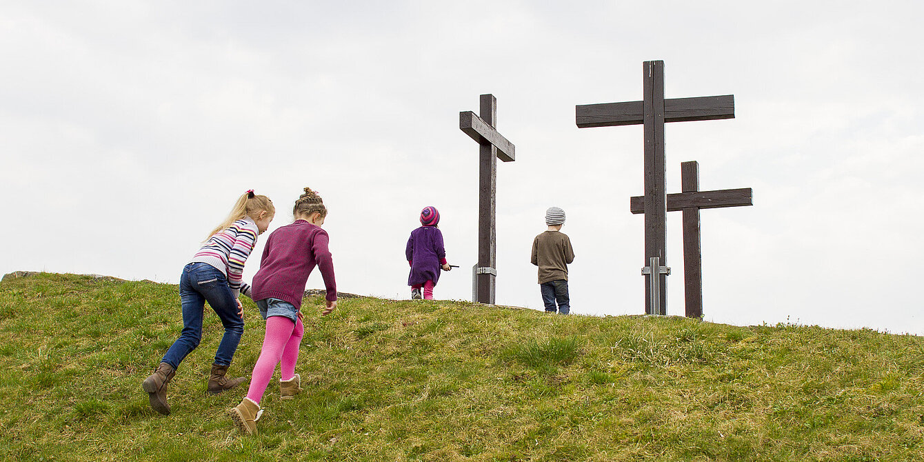 Kinder besichtigen Kunstwerk von Yoko Ono im Rahmen des Spätsommerfest 2015 im Skulpturenpark. 