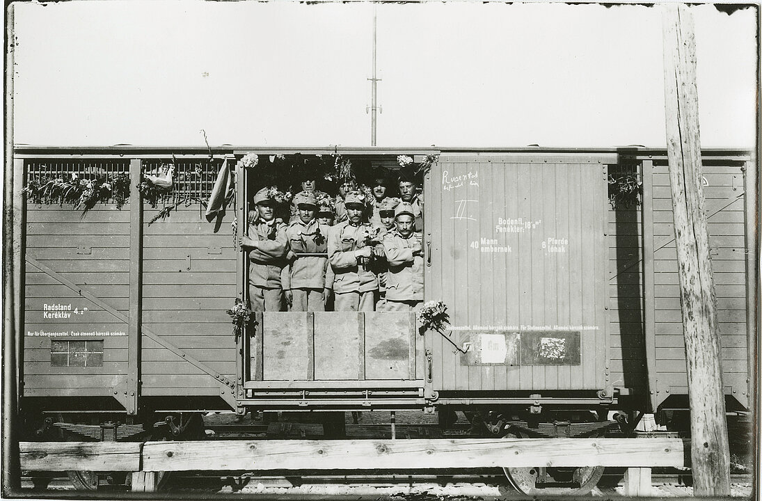 Einwaggonierte Soldaten warten auf ihren Abtransport zur Front, 1914, Fotograf unbekannt, Leihgabe: Karl Albrecht Kubinzky, Graz