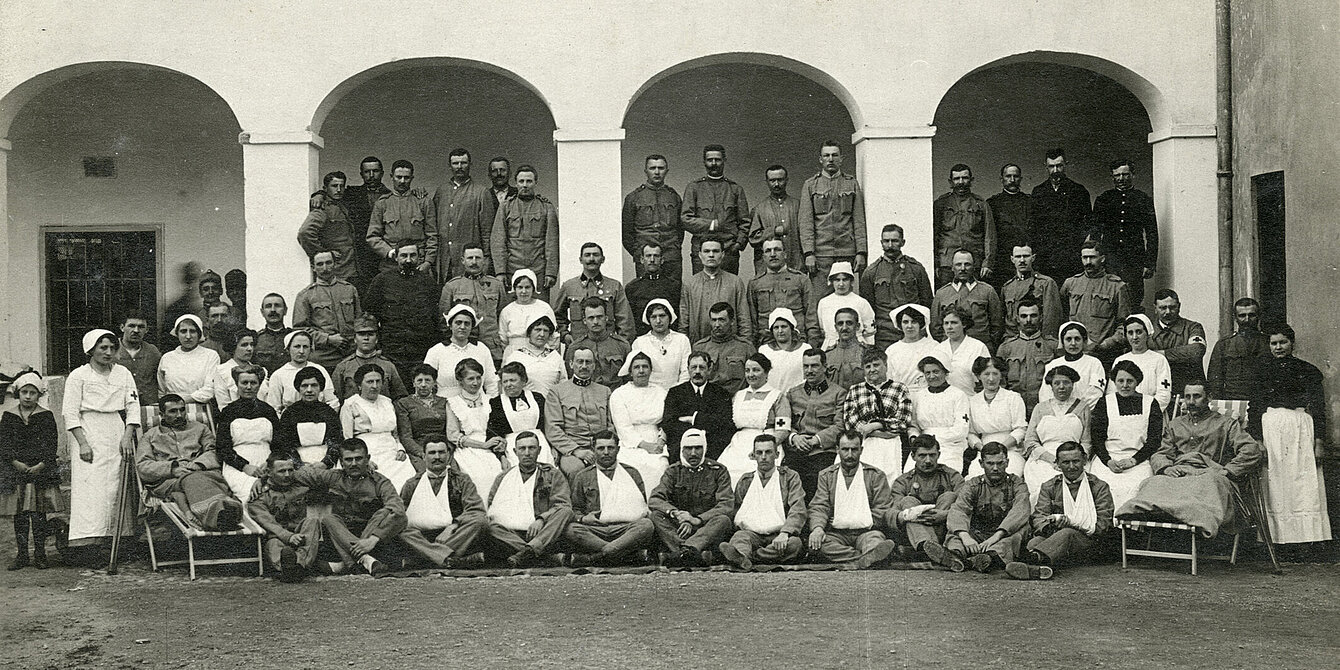 Gruppenausnahme der Belegschaft und Patienten des Vereinsrekonvalenszentenhauses vom roten Kreuz in Radkersburg, o.J., Fotograf unbekannt. Leihgabe: Museum im Alten Zeughaus, Bad Radkersburg