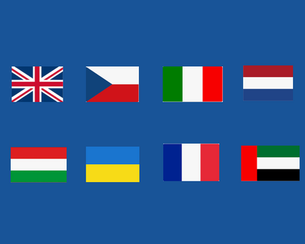 Blauer Hintergrund mit acht Flaggen: Britische, tchechische, italienische, niederländische, ungarische, ukrainische, französische und arabische.