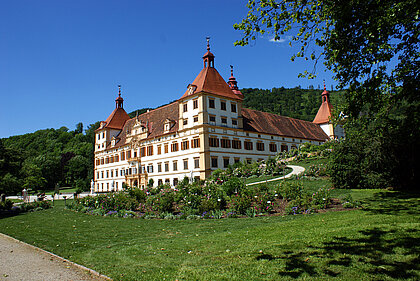 Rosenhügel im Vordergrund und das Schloss im Hintergrund