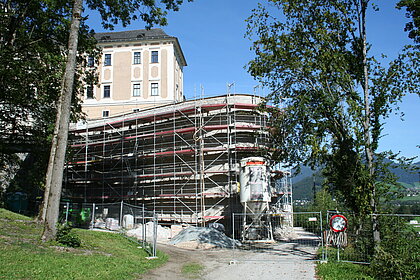 Schlossmauer mit Gerüst