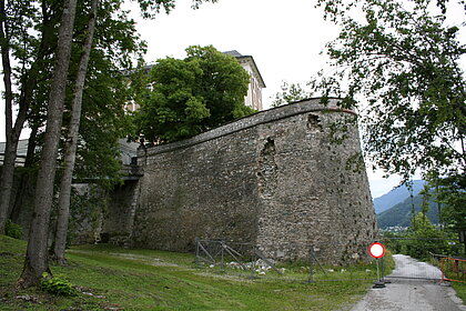 Schlossmauer mit vielen ausgebrochenen Steinen und kaputten Stellen.