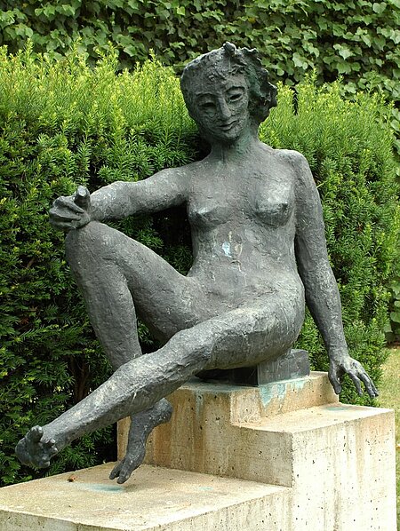 The bronze sculpture "Atlantis" stands in a part of the Pheasant Garden. Boeckl's sculpture is reminiscent of a sketch from 1935. 