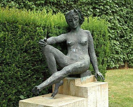 The bronze sculpture "Atlantis" stands in a part of the Pheasant Garden. Boeckl's sculpture is reminiscent of a sketch from 1935. 