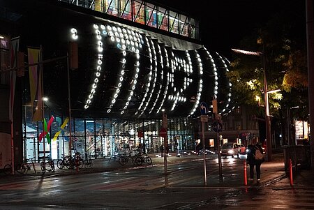 [Translate to English:] "Femizide: Die Frauen* hinter den Zahlen" Ein Projekt für die BIX-Medienfassade, 2023