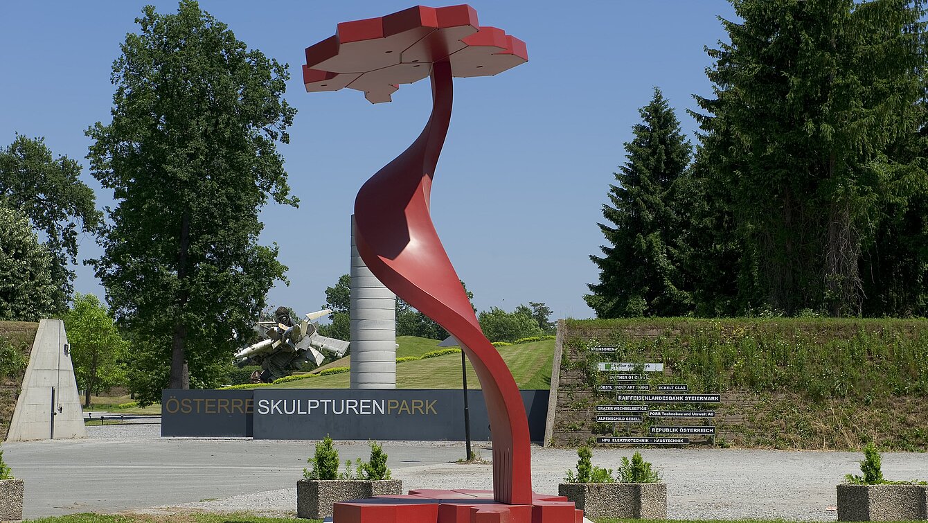 Positioniert vor dem Eingang des Österreichischen Skulpturenpark, wirkt die freistehende in sich verdrehte Skulptur sehr imposant. Dargestellt ist der Grundriss von Österreich und den vier neuen Nachbarländern. 