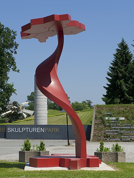 Positioniert vor dem Eingang des Österreichischen Skulpturenpark, wirkt die freistehende in sich verdrehte Skulptur sehr imposant. Dargestellt ist der Grundriss von Österreich und den vier neuen Nachbarländern. 