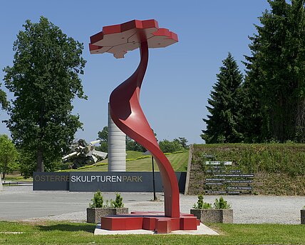 Positioniert vor dem Eingang des Österreichischen Skulpturenpark, wirkt die freistehende in sich verdrehte Skulptur sehr imposant. Dargestellt ist der Grundriss von Österreich und den vier neuen Nachbarländern. 