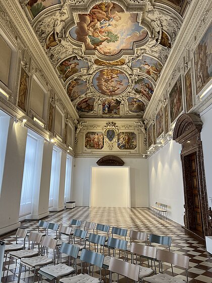 Ansicht des Marmorsaal im Schloss Trautenfels. Im Vordergrund sind Sessel aufgebaut.