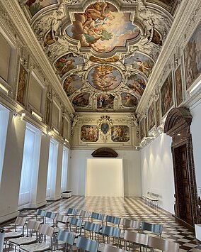 Ansicht des Marmorsaal im Schloss Trautenfels. Im Vordergrund sind Sessel aufgebaut.