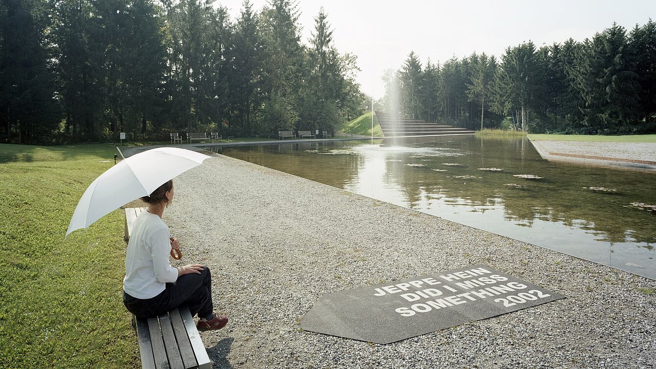 If you take a seat on the bench selected as the trigger, a water fountain develops in the middle of the water lily pond, towering above the treetops. The viewer thus becomes an essential part of the sculpture, which is necessary to make the work of art visible in the first place and, with a time delay, also audible.