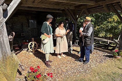 Besucherinnen beim Brechelfest
