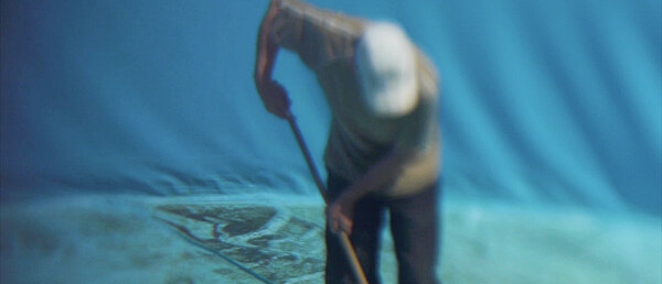 Nojus Drąsutis, The Pool Cleaners, Vilnius 2017 aus: Antje Ehmann, Harun Farocki, Eva Stotz, Eine Einstellung zur Arbeit / Labour in a Single Shot, 2011-

Filmstill