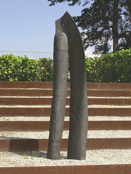 Metal sculpture consisting of two "legs" that flow into each other at the upper end. The artist creates an abstract human sculpture by omitting all elements that are not directly relevant to the desired expression