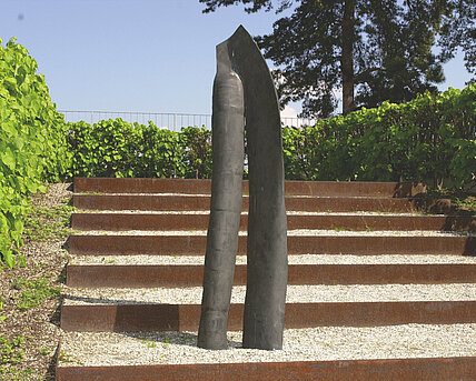 Metal sculpture consisting of two "legs" that flow into each other at the upper end. The artist creates an abstract human sculpture by omitting all elements that are not directly relevant to the desired expression