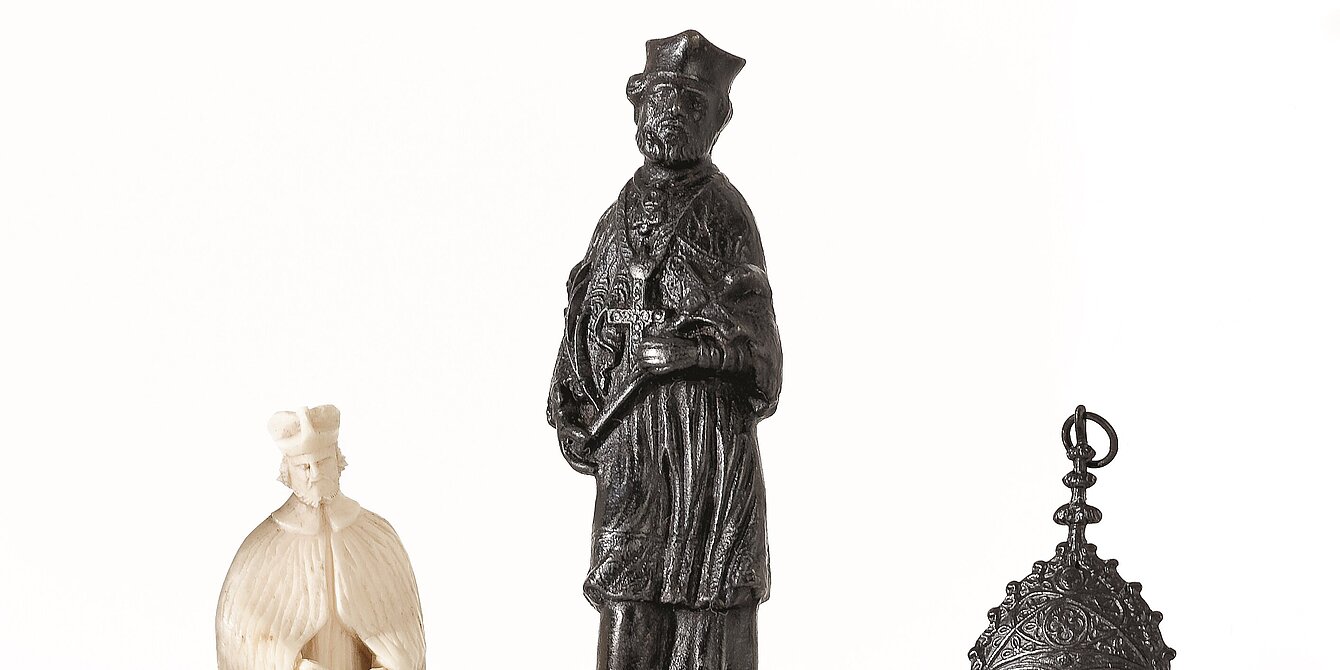 Drei Darstellungen des hl. Johannes Nepomuk, 19. Jh., Kulturhistorische Sammlung, UMJ, Foto: UMJ/N. Lackner