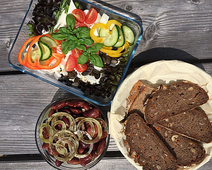 Ziegenkäse, Käferbohnensalat und Schwarzbrot