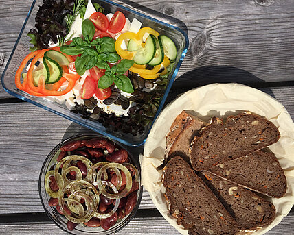 Ziegenkäse, Käferbohnensalat und Schwarzbrot