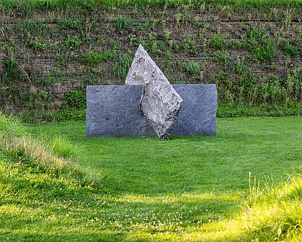 Ölzants Skulptur Fu mit dem schönen Mandarin besteht aus zwei rechteckigen Granitplatten, die im rechten Winkel miteinander verbunden sind.