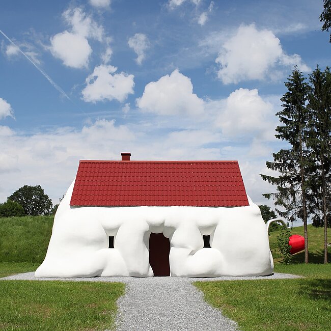 A swollen detached house that thematizes wealth and consumption. 